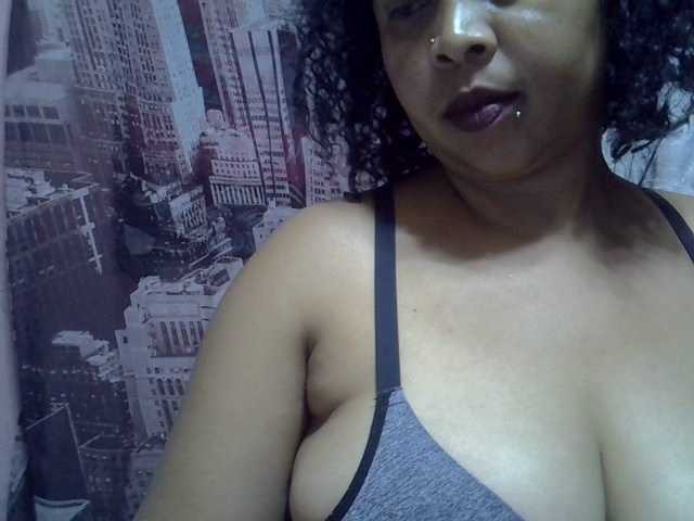bigass-tits live cam on BongaCams