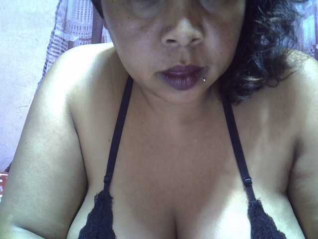 bigass-tits live cam on BongaCams
