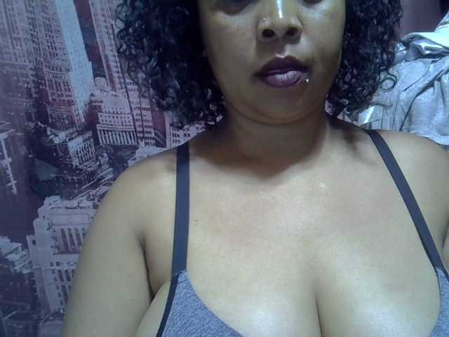 bigass-tits live cam on BongaCams
