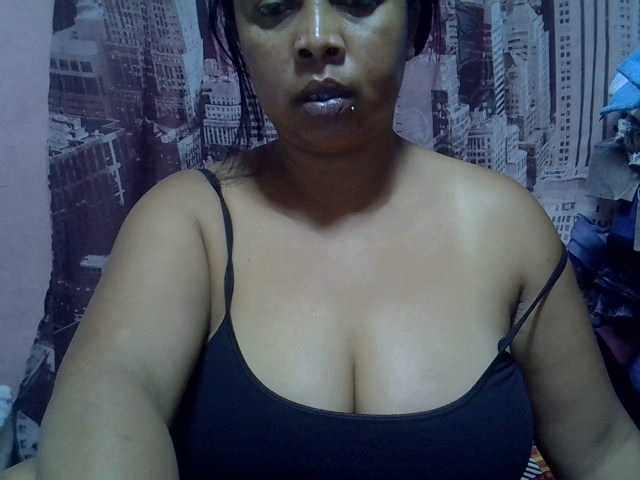 bigass-tits live cam on BongaCams