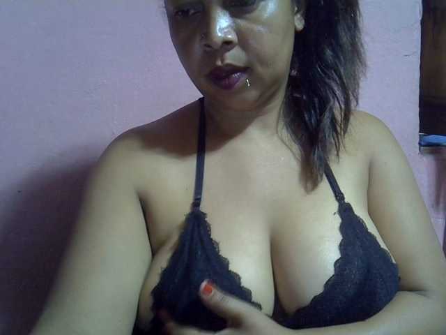 bigass-tits live cam on BongaCams