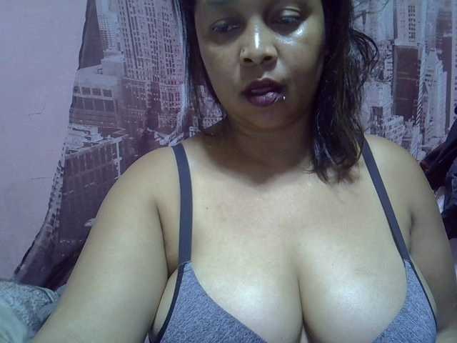 bigass-tits live cam on BongaCams