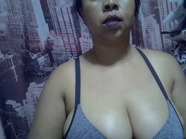 bigass-tits live cam on BongaCams