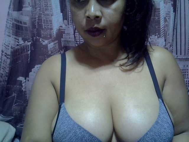 bigass-tits live cam on BongaCams
