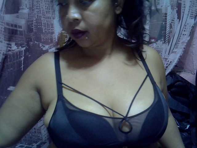 bigass-tits live cam on BongaCams