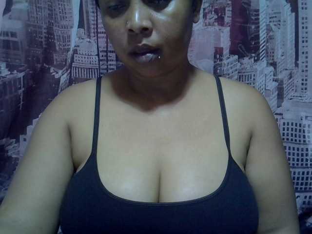 bigass-tits live cam on BongaCams