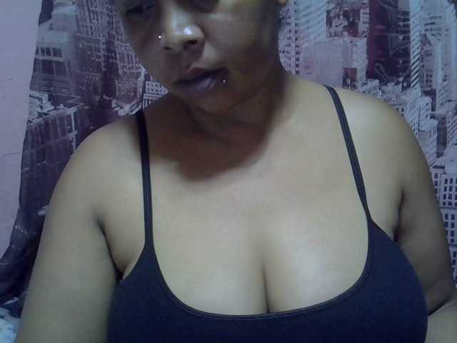 bigass-tits live cam on BongaCams