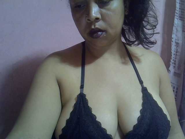 bigass-tits live cam on BongaCams