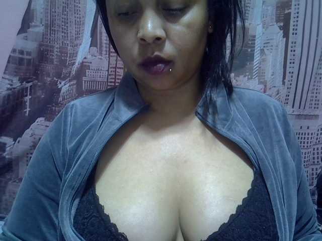 bigass-tits live cam on BongaCams