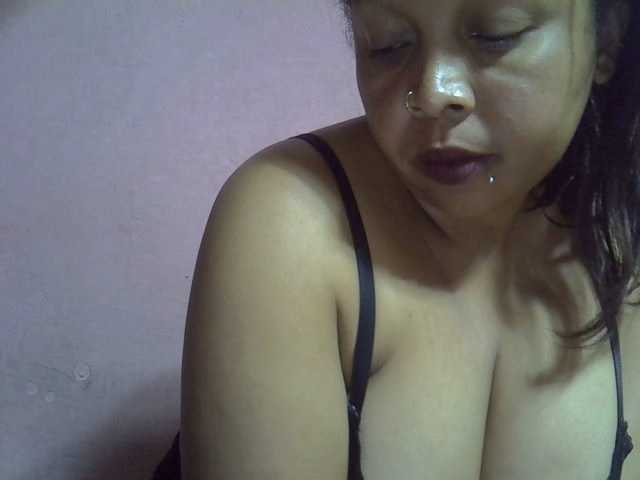 bigass-tits live cam on BongaCams