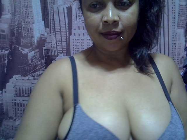 bigass-tits live cam on BongaCams