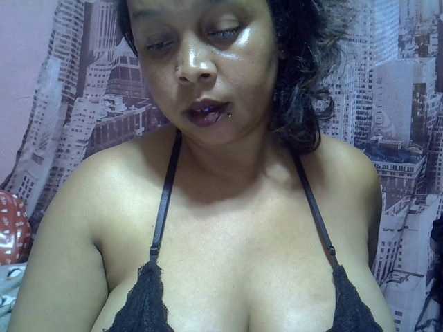 bigass-tits live cam on BongaCams