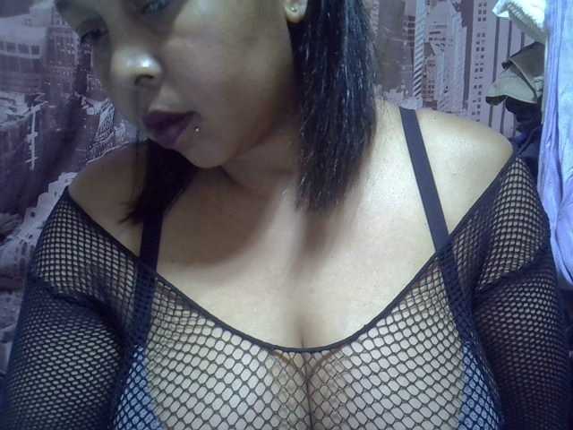 bigass-tits live cam on BongaCams