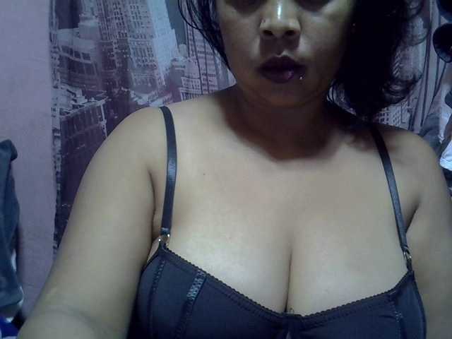 bigass-tits live cam on BongaCams