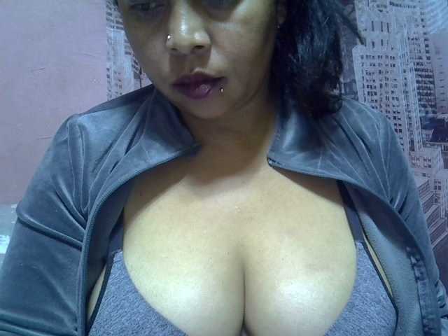 bigass-tits live cam on BongaCams