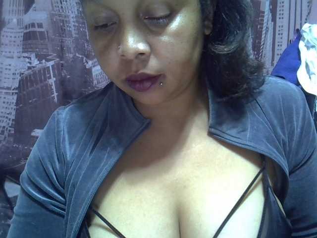 bigass-tits live cam on BongaCams