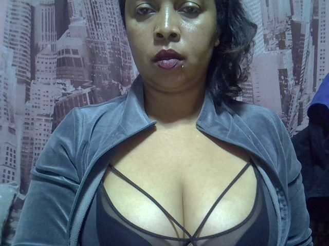 bigass-tits live cam on BongaCams