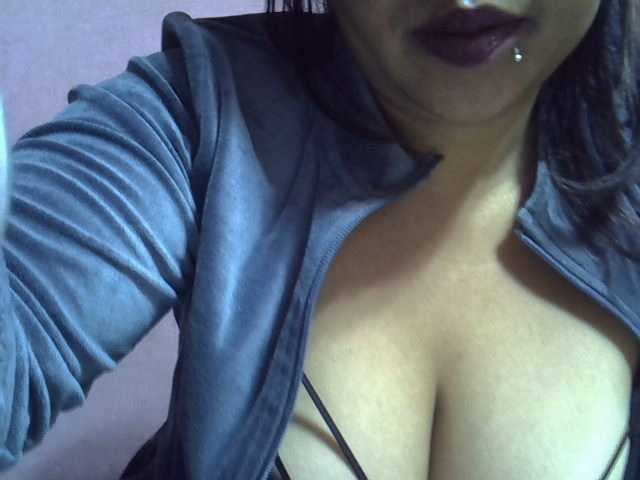 bigass-tits live cam on BongaCams