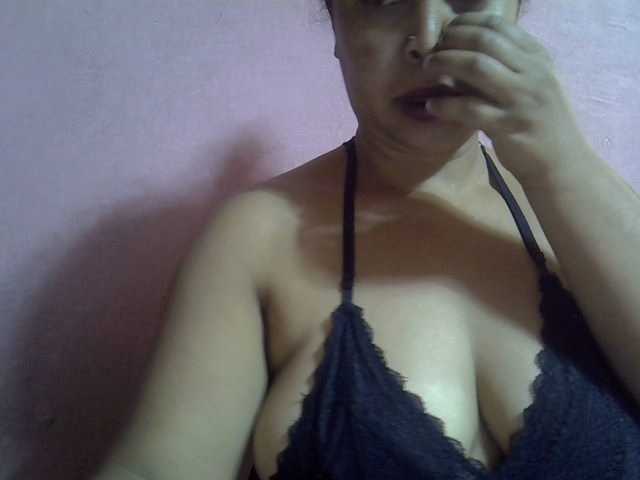 bigass-tits live cam on BongaCams