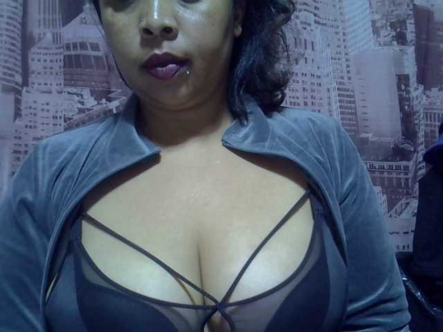 bigass-tits live cam on BongaCams