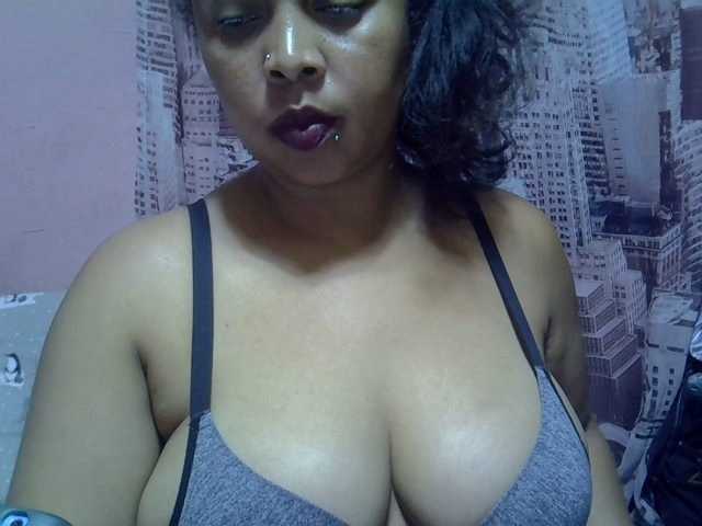 bigass-tits live cam on BongaCams