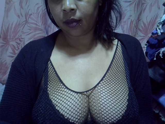 bigass-tits live cam on BongaCams