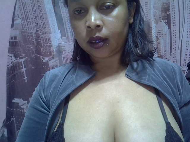 bigass-tits live cam on BongaCams