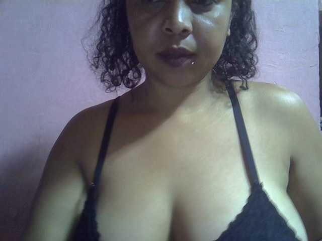 bigass-tits live cam on BongaCams