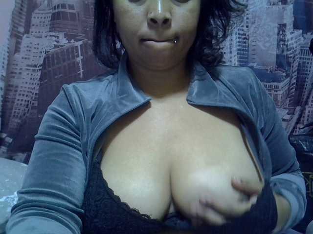 bigass-tits live cam on BongaCams