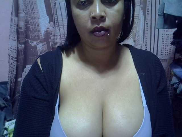 bigass-tits live cam on BongaCams