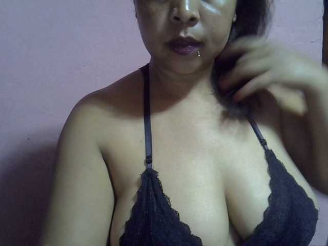 bigass-tits live cam on BongaCams