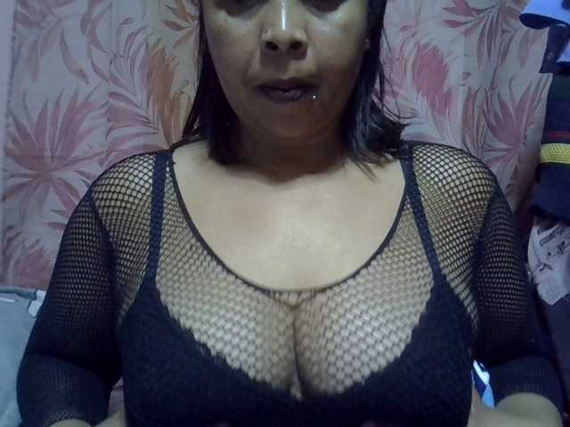 bigass-tits live cam on BongaCams