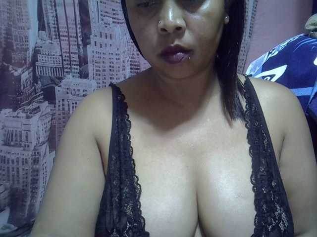bigass-tits live cam on BongaCams