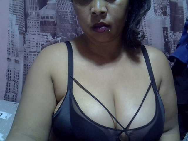 bigass-tits live cam on BongaCams