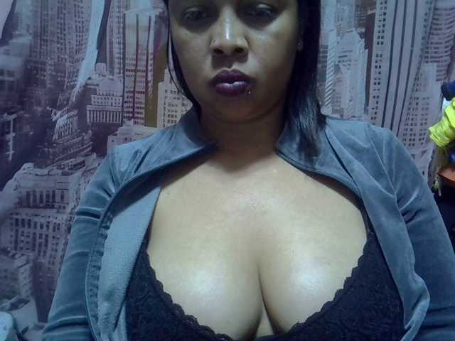 bigass-tits live cam on BongaCams