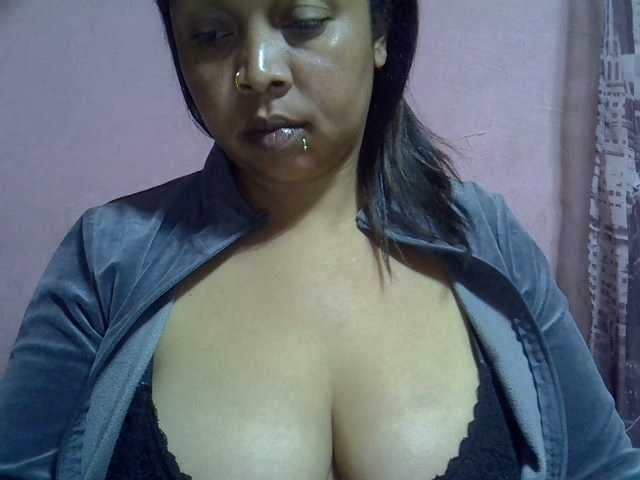 bigass-tits live cam on BongaCams