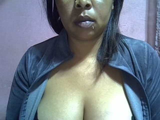 bigass-tits live cam on BongaCams