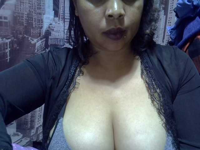 bigass-tits live cam on BongaCams