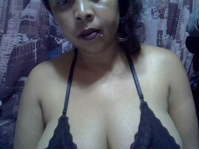 bigass-tits live cam on BongaCams