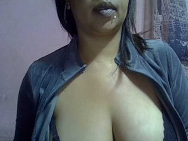 bigass-tits live cam on BongaCams