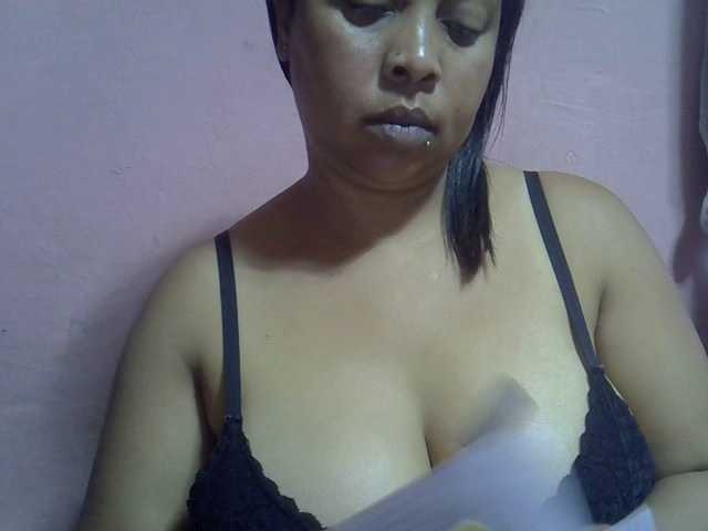 bigass-tits live cam on BongaCams