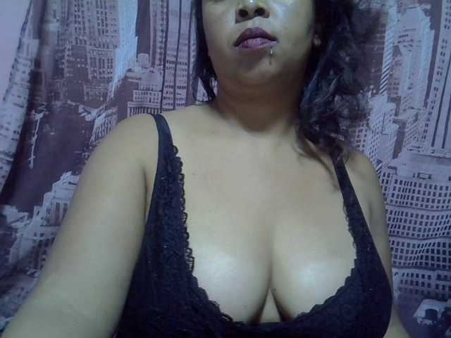 bigass-tits live cam on BongaCams
