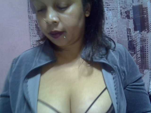 bigass-tits live cam on BongaCams