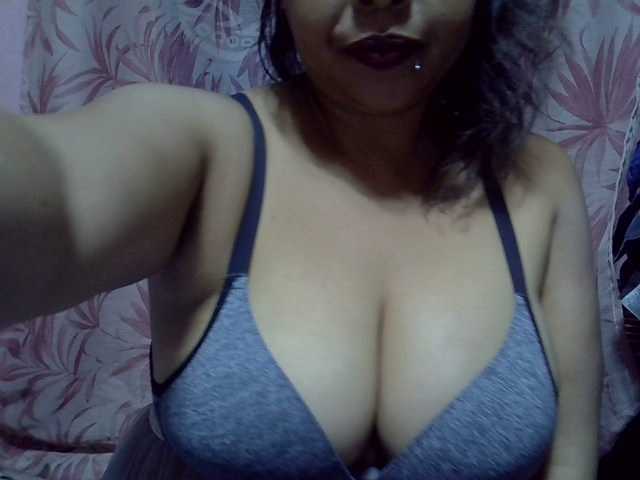 bigass-tits live cam on BongaCams