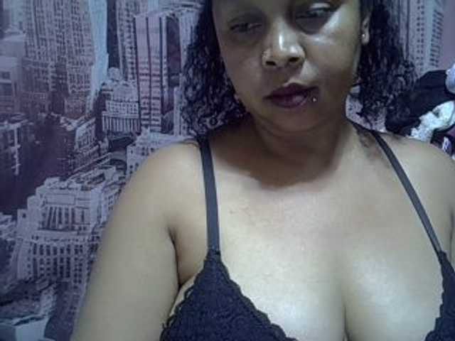 bigass-tits live cam on BongaCams