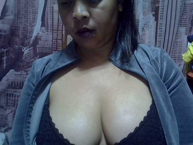 bigass-tits live cam on BongaCams