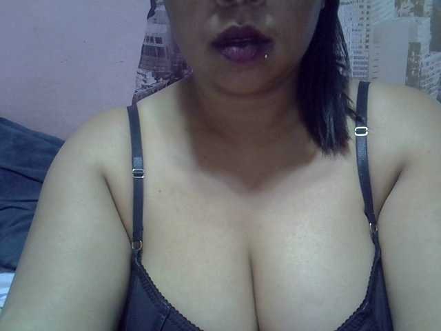 bigass-tits live cam on BongaCams