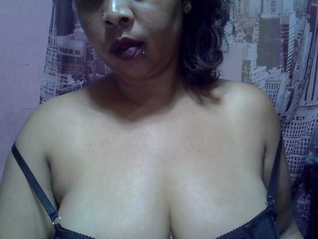 bigass-tits live cam on BongaCams