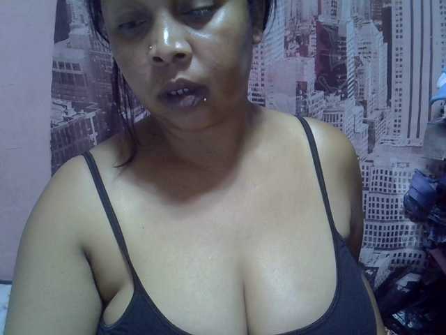 bigass-tits live cam on BongaCams