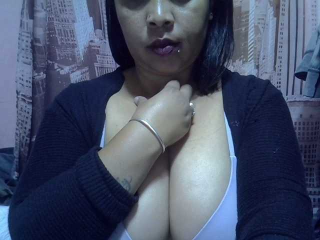 bigass-tits live cam on BongaCams